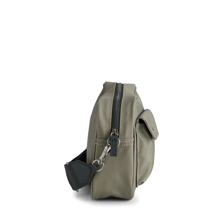 DarlaMBG Umhängetasche, wasserabweisend. Mittelgroß. Unisex. Olivgrün. 100 % recyceltes Polyester. Markberg