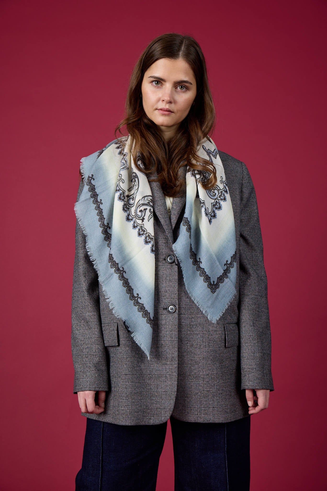 Schal mit Royal-Paisley-Muster und offenen Kanten. Unisex. 100 % Wolle. Hellblau. Bella Ballou