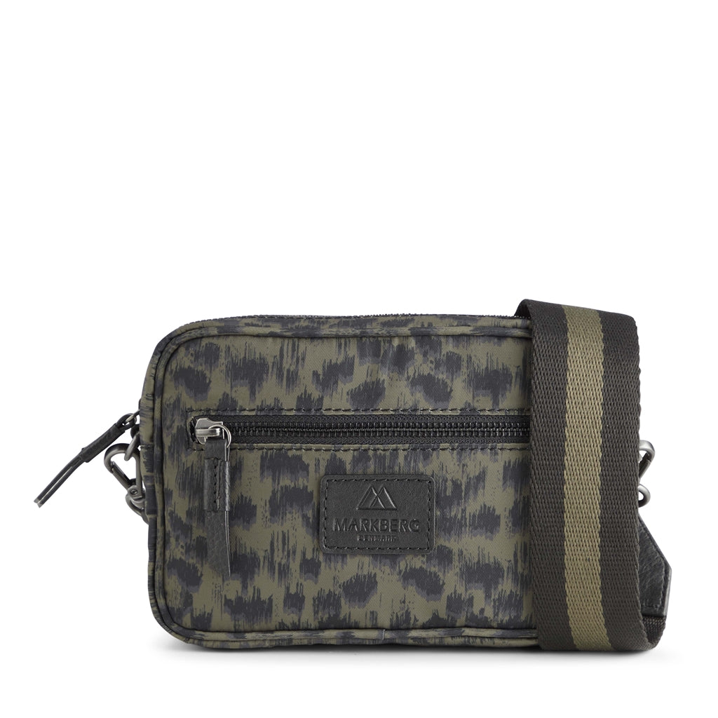 Crossbody vandafvisende taske i 100% recycled polyester. Olive med dyr prints. Markberg
