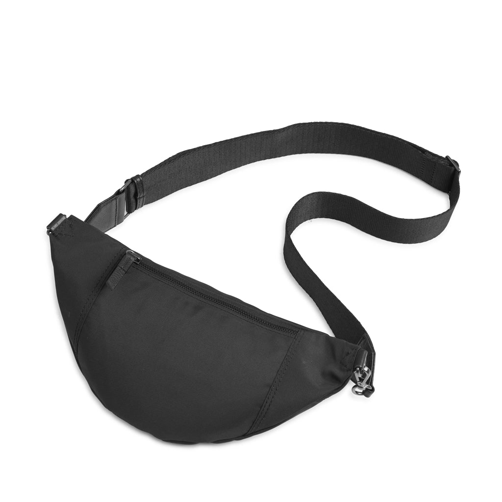 Elinor bumbag bæltetaske. Sort. Recycled polyester. Markberg