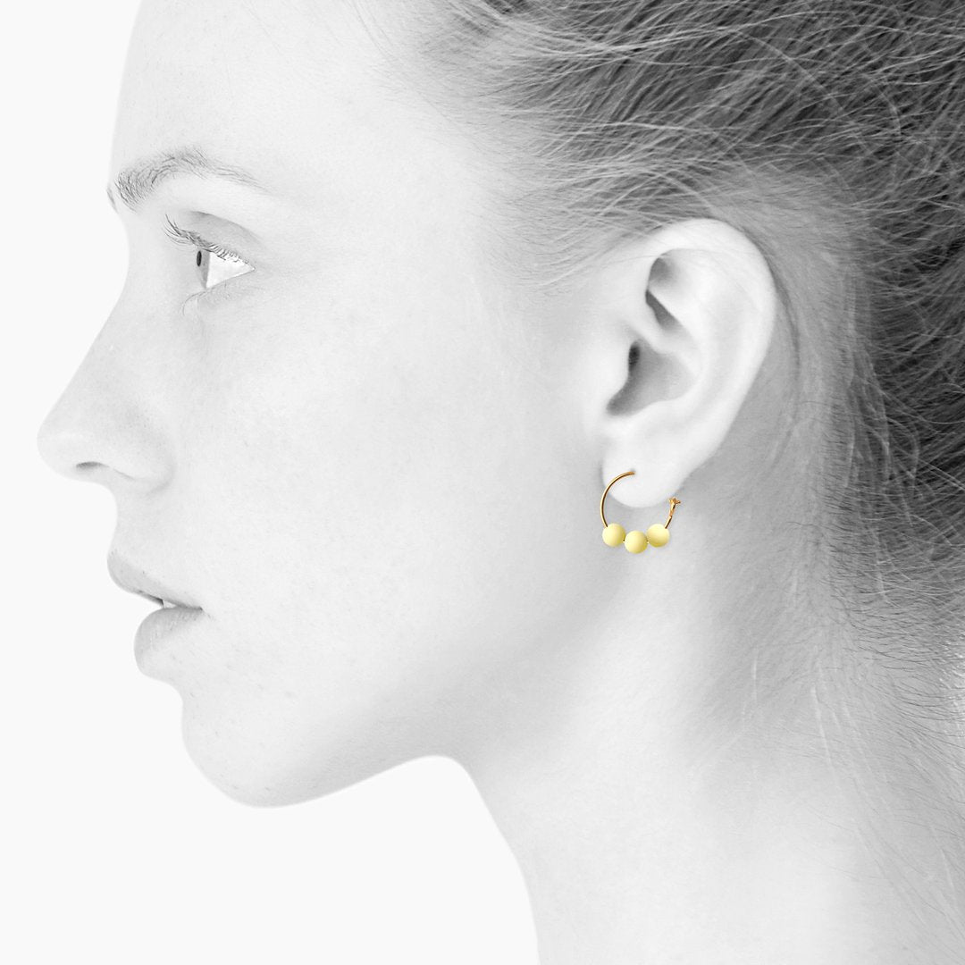 Glow hoop creole earrings. Lemon. Scherning Copenhagen