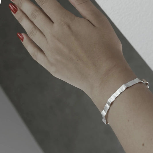 Alaya Small Wave Cuff bracelet. Sølv plating. Dansk Copenhagen