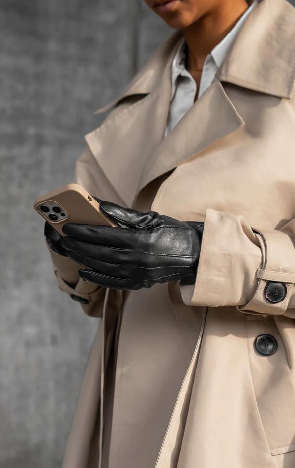 CariannaMBG ladies glove. Black. Leather skin. Touch screen function. Markberg