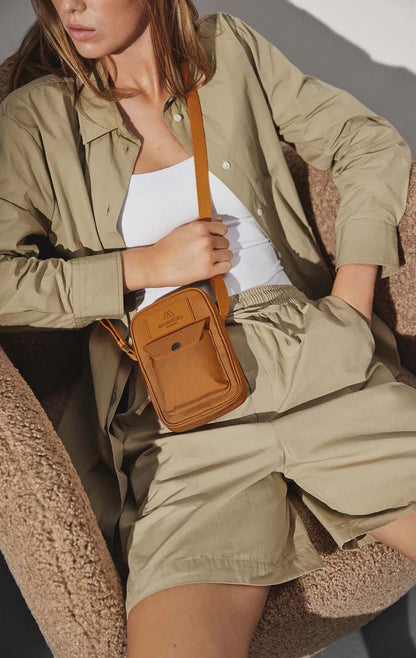 DarlaMBG Handyhülle. Gelb-braun einfarbig. Unisex. Wasserabweisend. Markberg