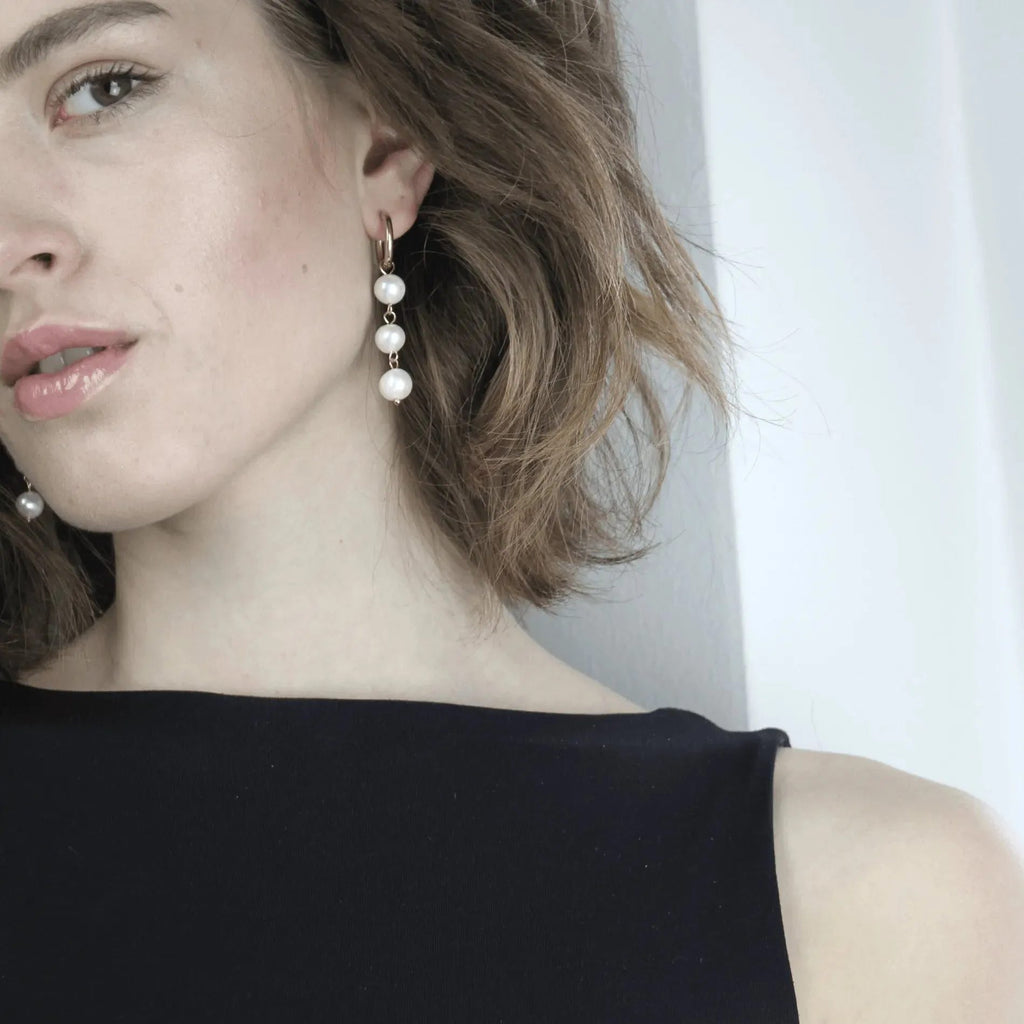 Joy Long Pearl Chain øreringe. 18K guld plating. Dansk Copenhagen