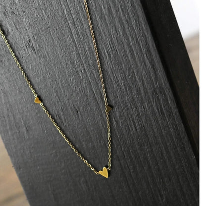 Wasserdichte Halskette „Love“ mit 3 kleinen Herzen. 18 Karat vergoldet. Dansk Copenhagen