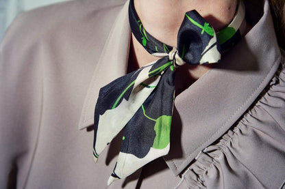 Schmaler Twilly-Schal in Monochrom. 100 % Seide. Creme, Schwarz, Grün. Bella Ballou