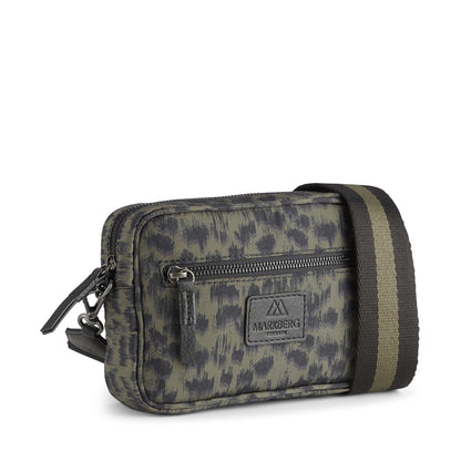 Elea Crossbody vandafvisende taske i 100% recycled polyester. Olive med dyr print. Markberg