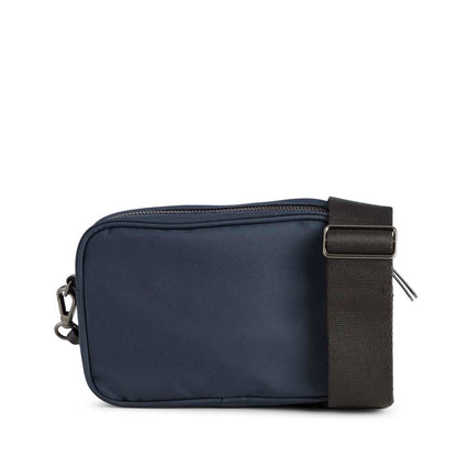 EleaMBG crossbodytaske. Navy blå 100% recycled polyester. Markberg