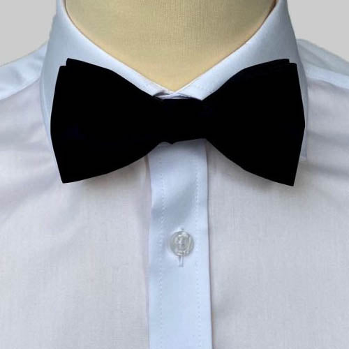 Elegant bow tie with matching decorative cloth. Black. Connexion Tie