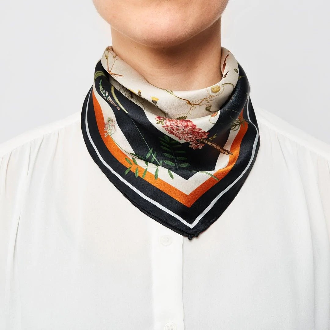 Flower Field silketørklæde. 100% silke. Hvid, orange, navy blå. Flora Danica Denmark