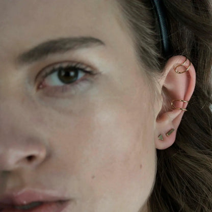 Joy Wasserfeste Mini-Ohrstecker und Manschetten. 18-karätige Vergoldung. Dänisches Kopenhagen