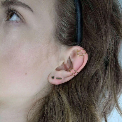 Joy Wasserfeste Mini-Ohrstecker und Manschetten. Versilberung. Dänisches Kopenhagen