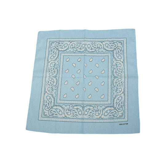 Klassisk tørklæde med bandana prints. Unisex. 100% bomuld. Lyseblå. UpdateCPH