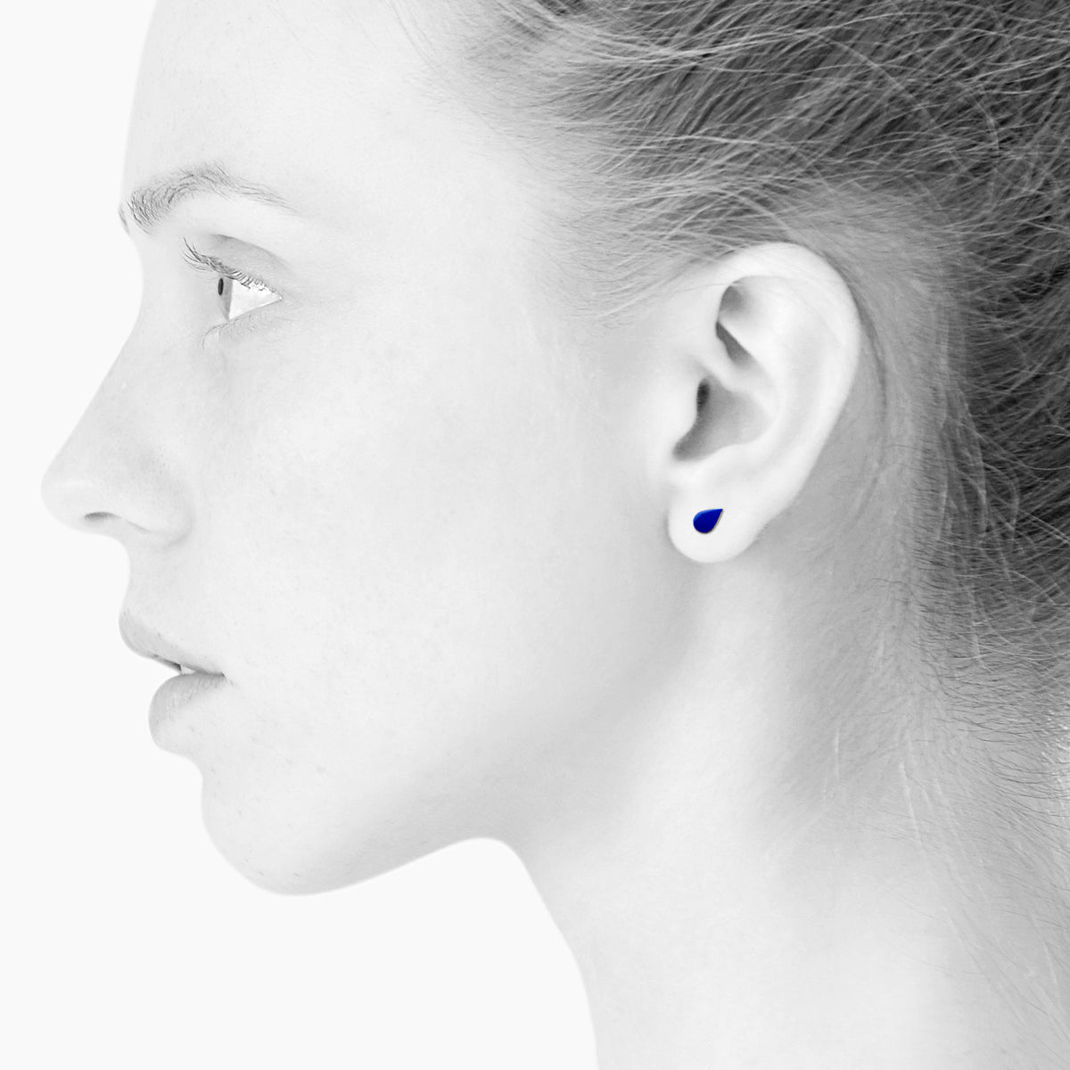 Spot earrings. Tiny Drop. Gold plated. Ultramarine blue. Scherning Copenhagen