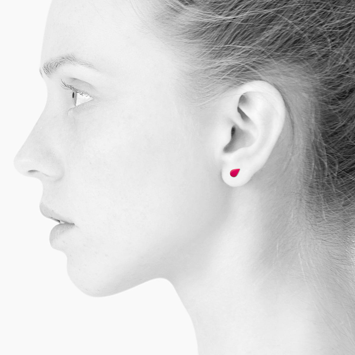Spot ear studs. Tiny Drop. Gold plated. Pink. Scherning Copenhagen
