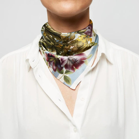 Striped Flower Meadon silketørklæde. 100% silke. Blå, hvid og gul. Flora Danica Denmark