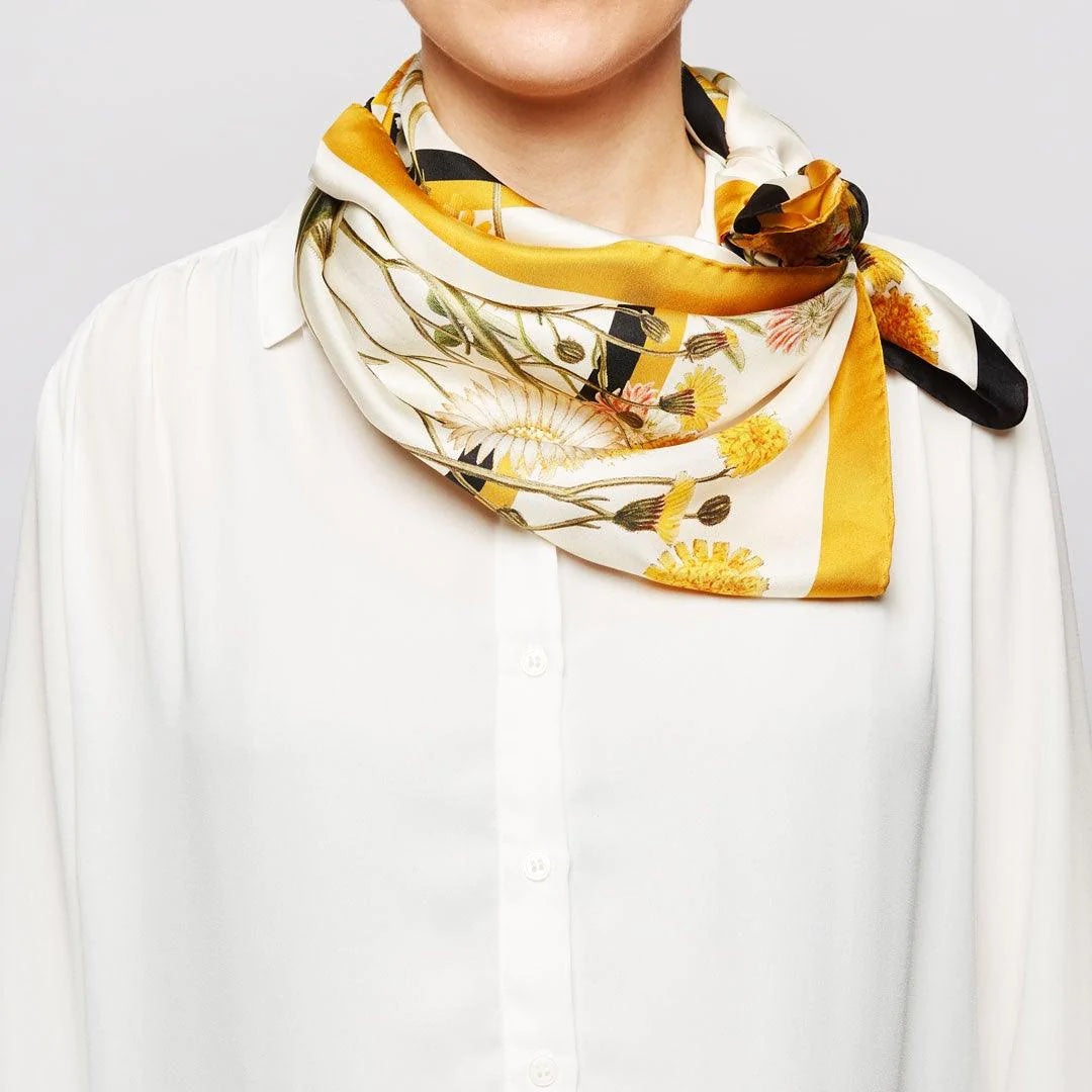 Yellow Meadow silketørklæde til damer. Flora Danica Denmark